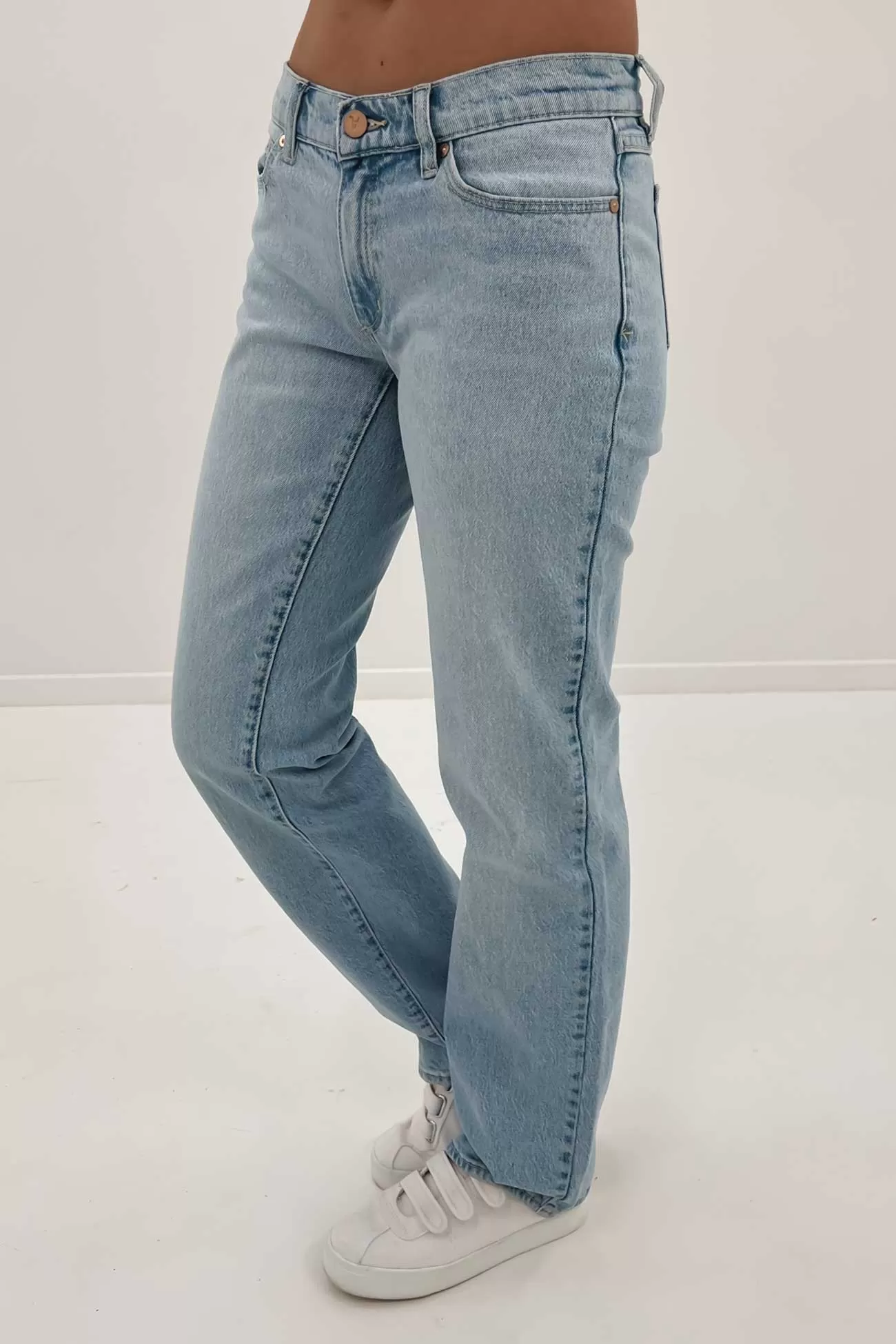 A 99 Low Straight Jean Gina