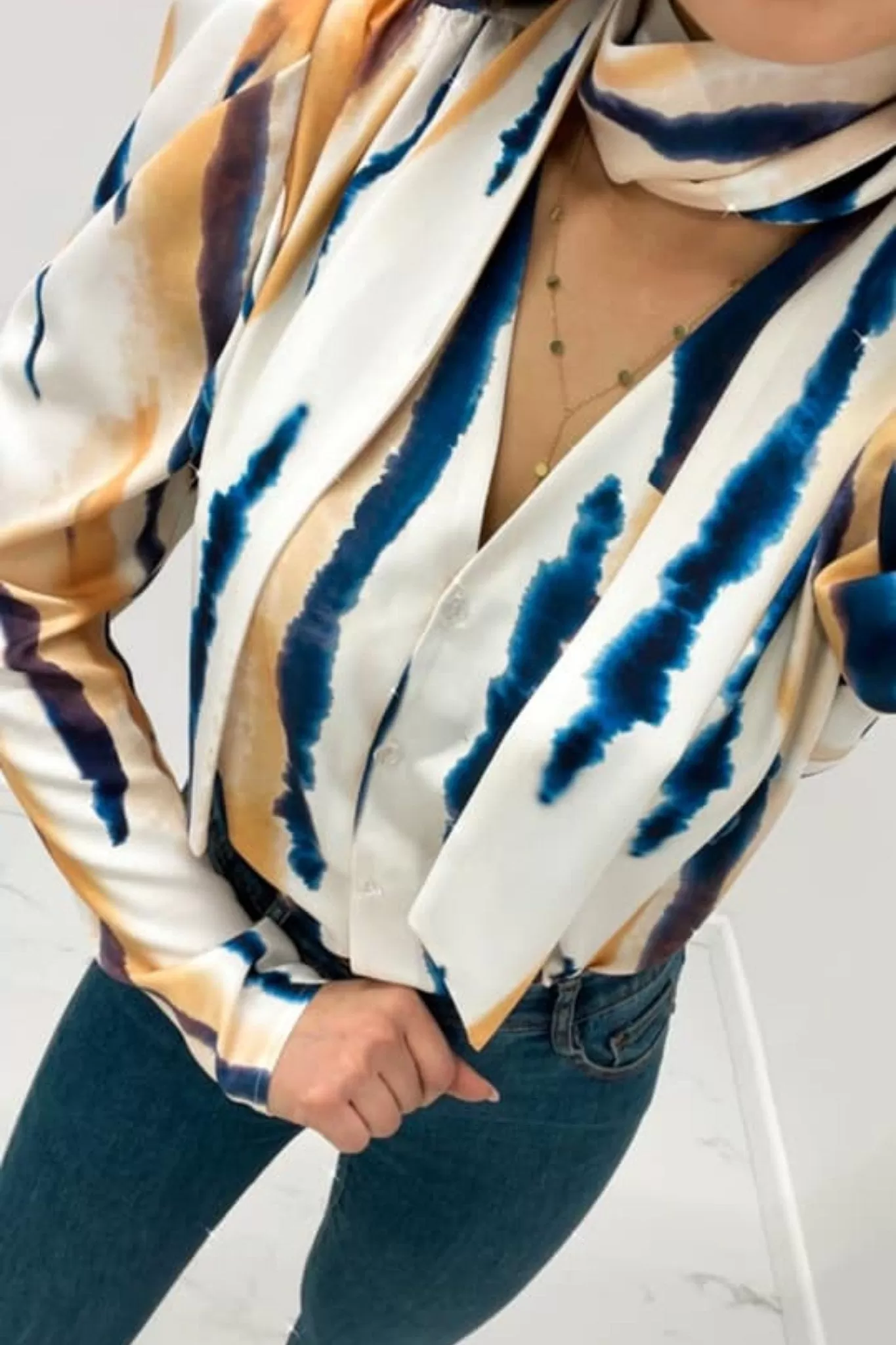 Camicia bianca a multi fantasia tonalità giallo blu con maniche a sbuffo