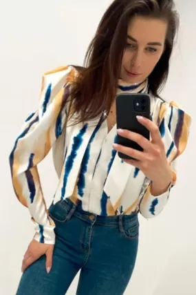 Camicia bianca a multi fantasia tonalità giallo blu con maniche a sbuffo